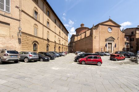 For Sale Apartment SIENA, IN THE OLD CITY CENTRE. An elegant apartment on the third floor of a prestigious buiding...